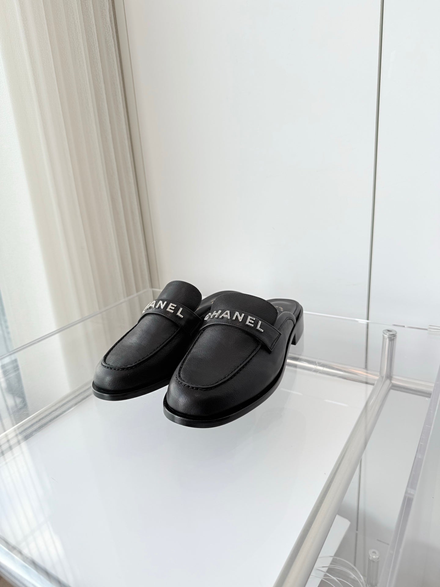 Chanel 2026 Diamond Logo Mules Cowhide Sheepskin 823471