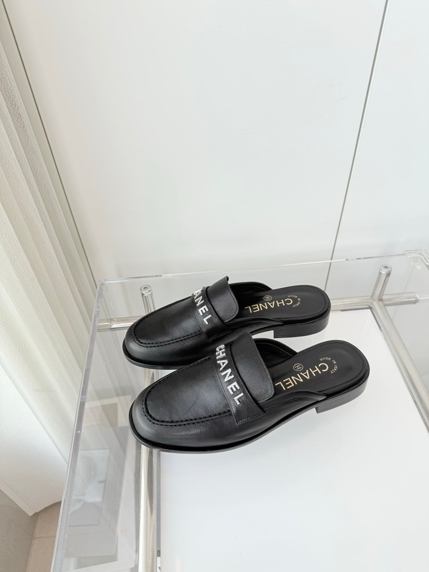 Chanel 2026 Diamond Logo Mules Cowhide Sheepskin 823471