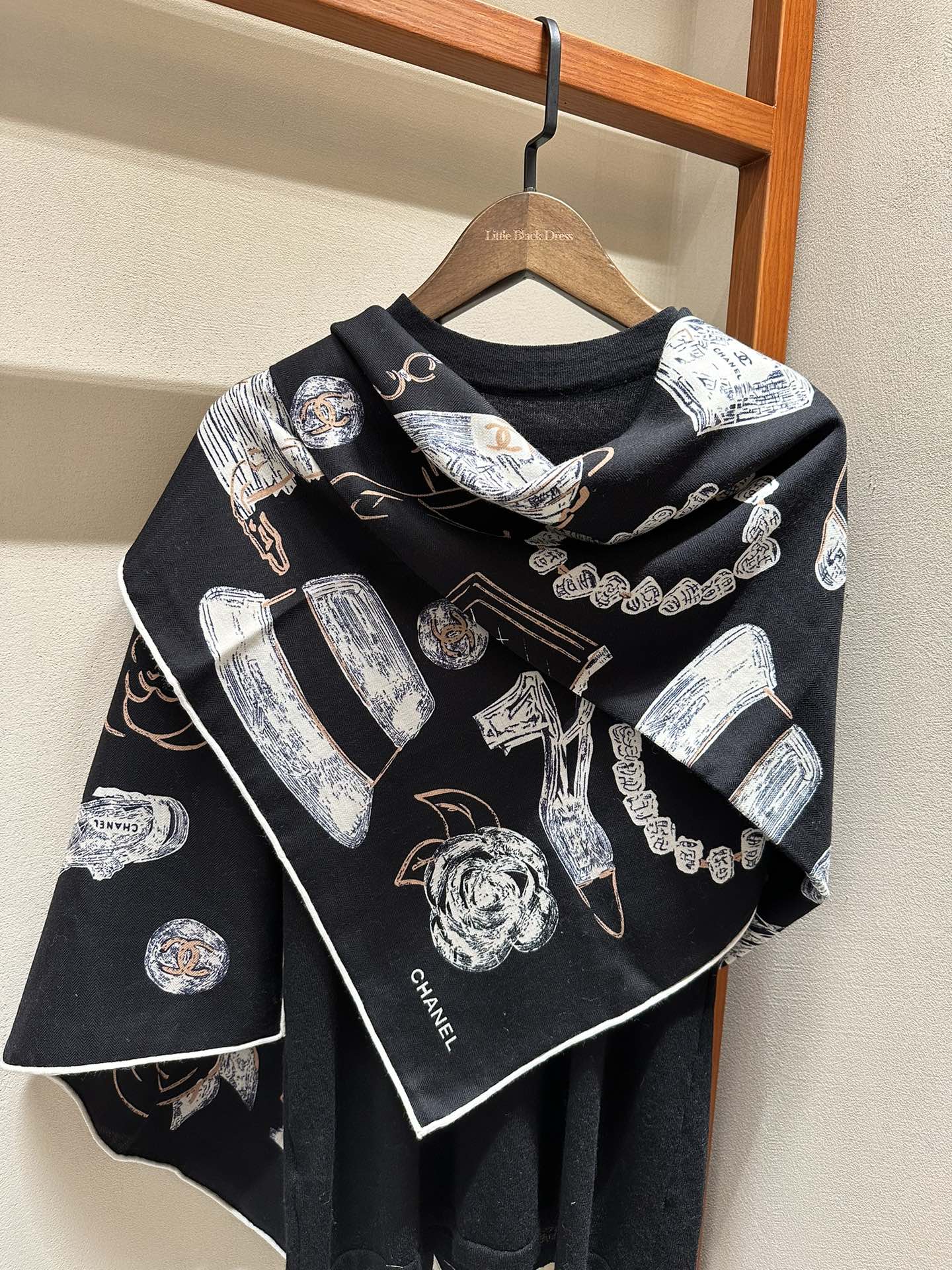CC Square Scarf 140 CM In Black White Cashmere Silk 408655
