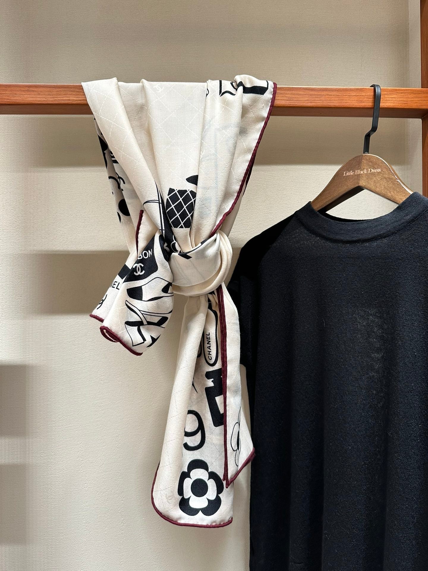 CC Square Scarf 140 CM In White Black Silk Cashmere 413676