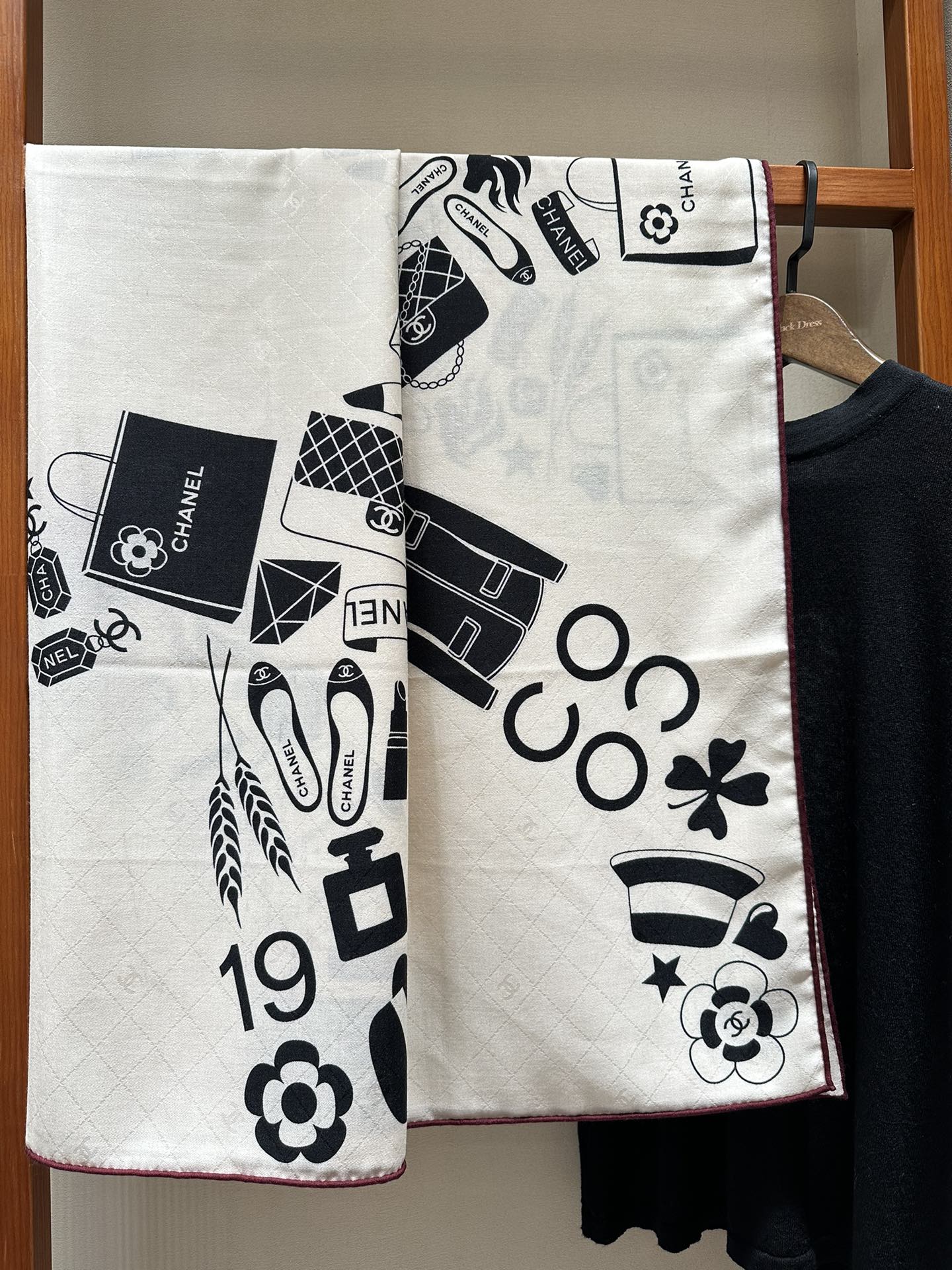 CC Square Scarf 140 CM In White Black Silk Cashmere 413676