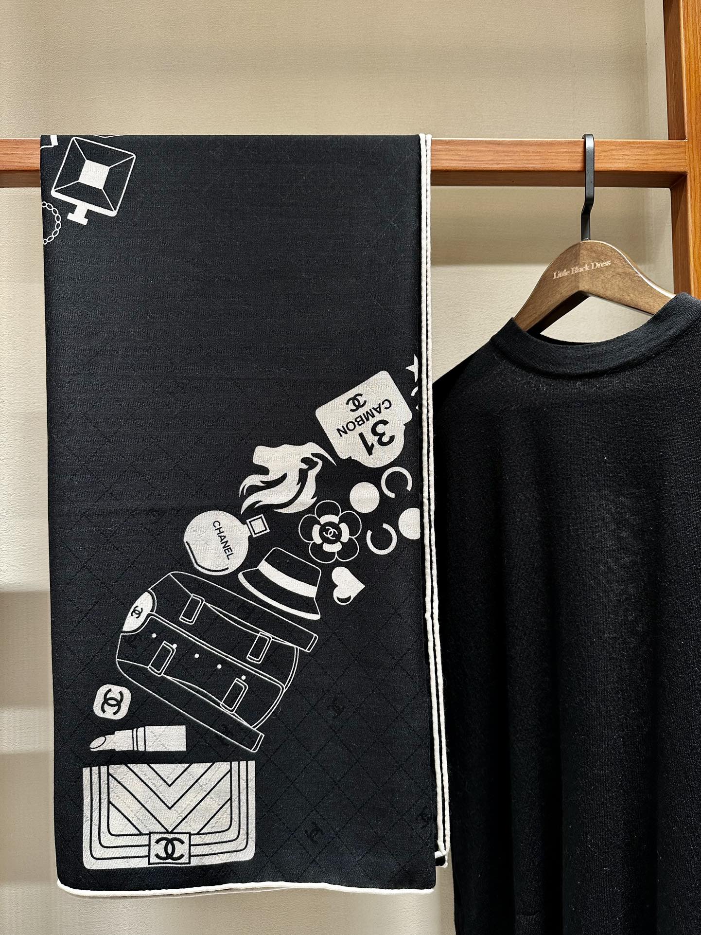 CC Square Scarf 140 CM In Black White Silk Cashmere 413675