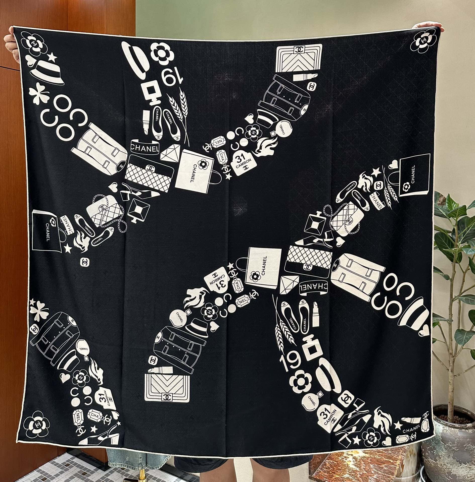 CC Square Scarf 140 CM In Black White Silk Cashmere 413675