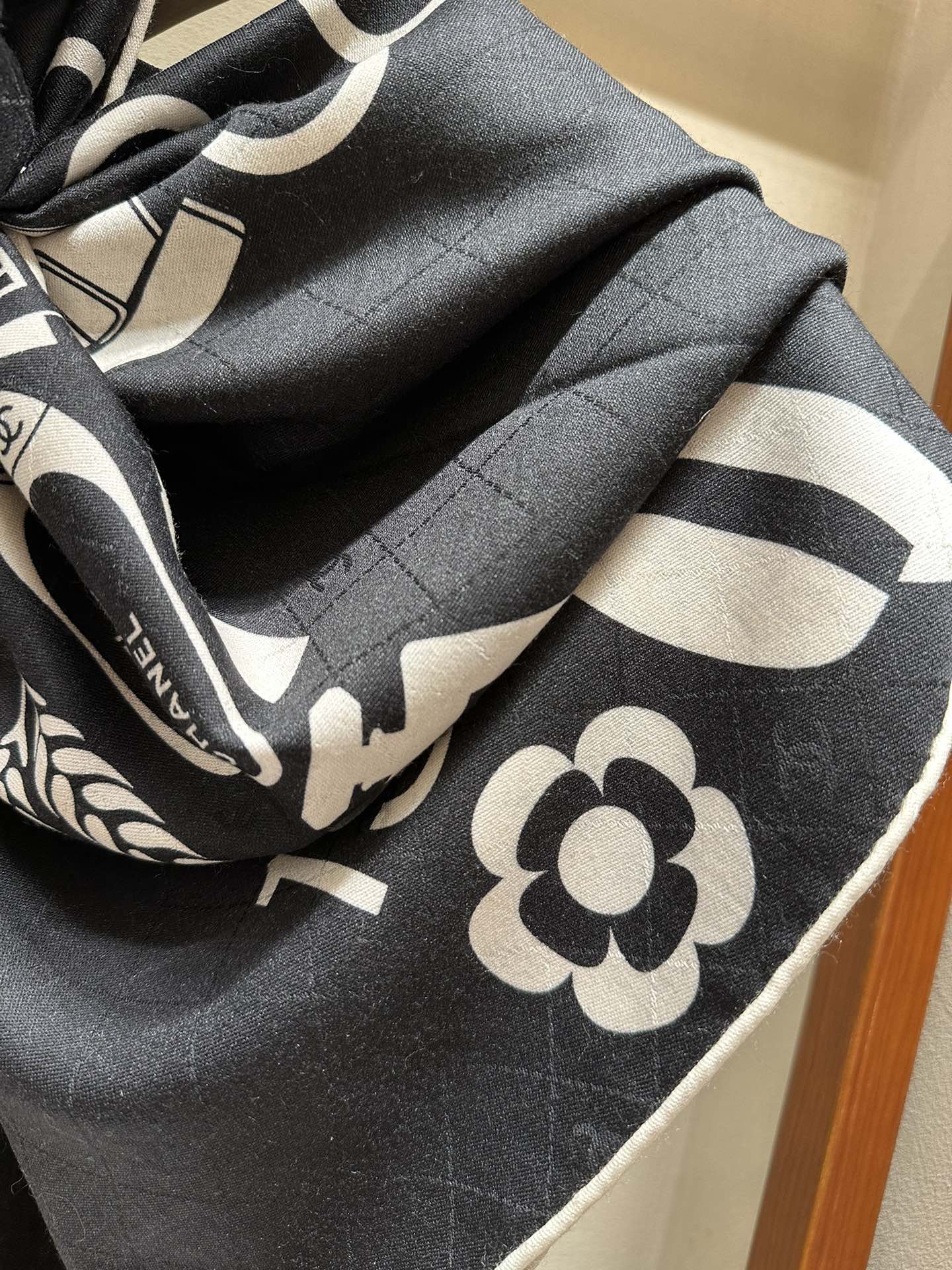 CC Square Scarf 140 CM In Black White Silk Cashmere 413675