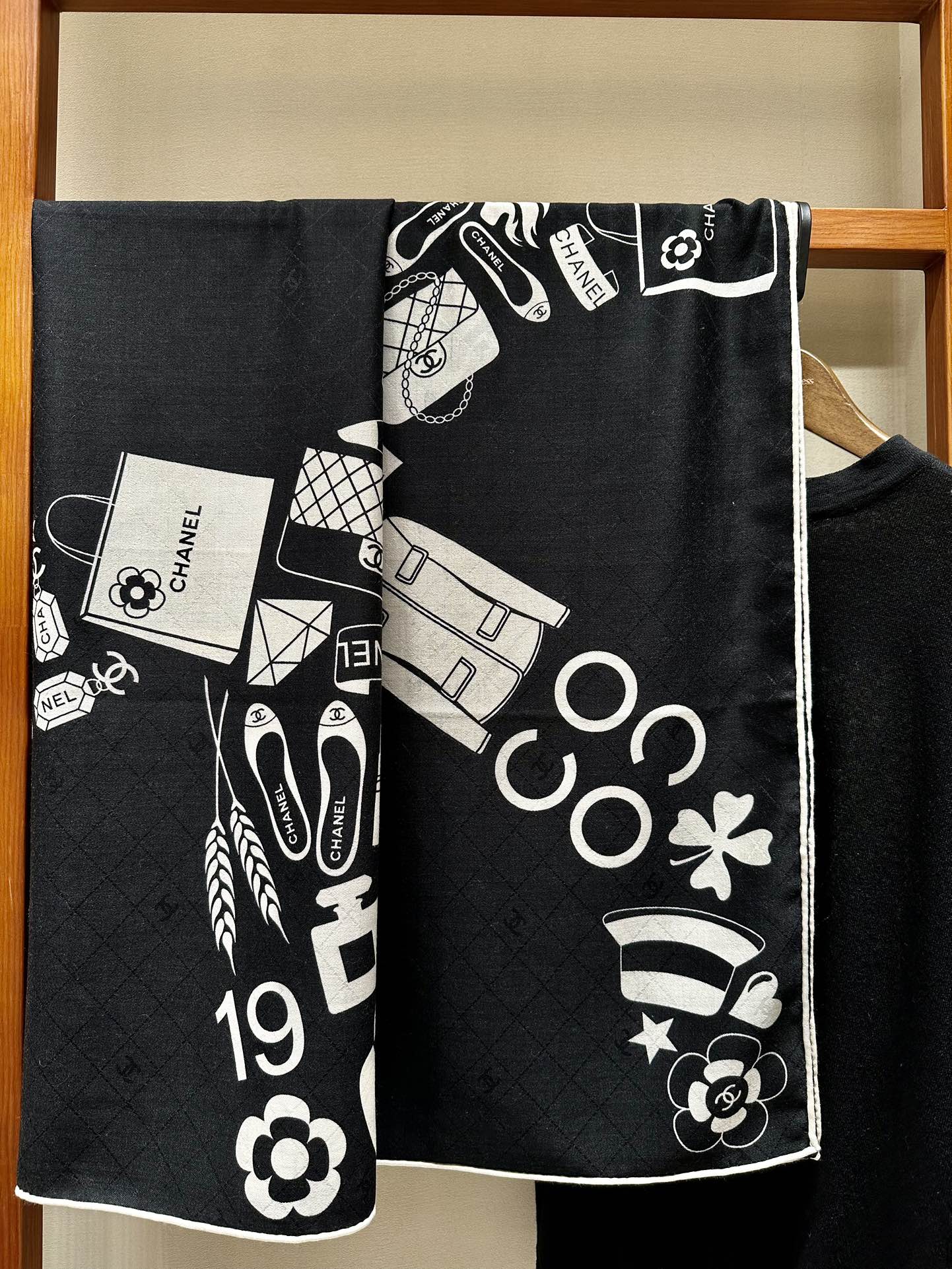 CC Square Scarf 140 CM In Black White Silk Cashmere 413675
