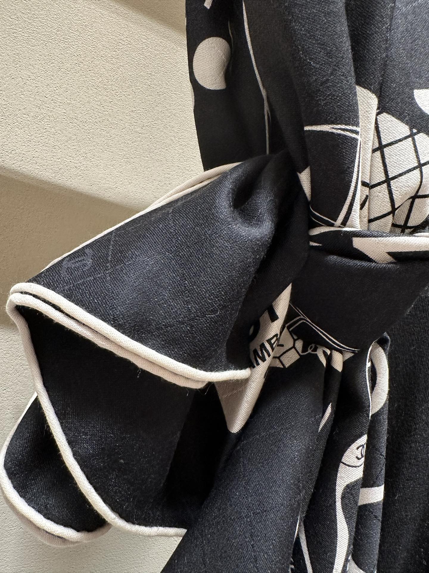 CC Square Scarf 140 CM In Black White Silk Cashmere 413675