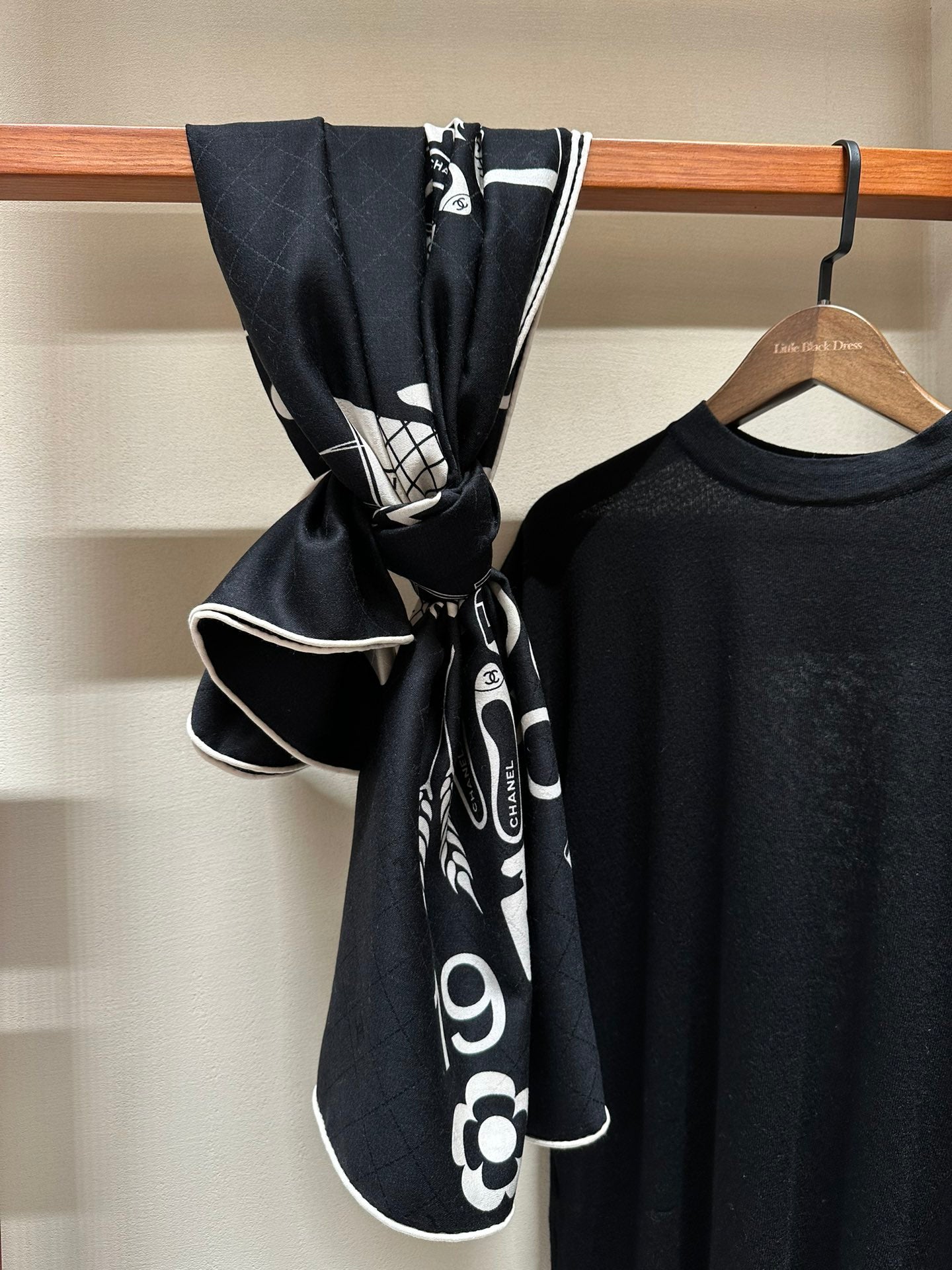 CC Square Scarf 140 CM In Black White Silk Cashmere 413675