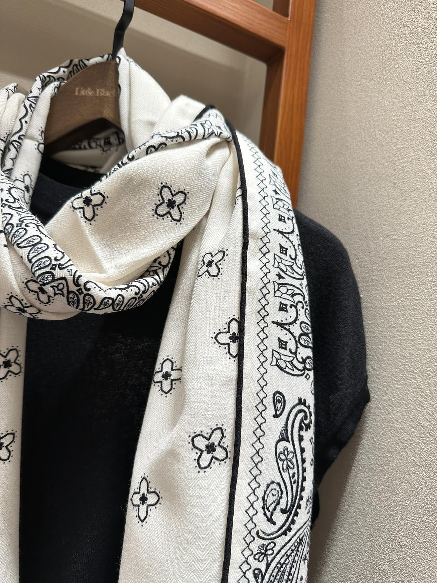 CC Scarf 185 CM In White Black Cashmere Silk 371904