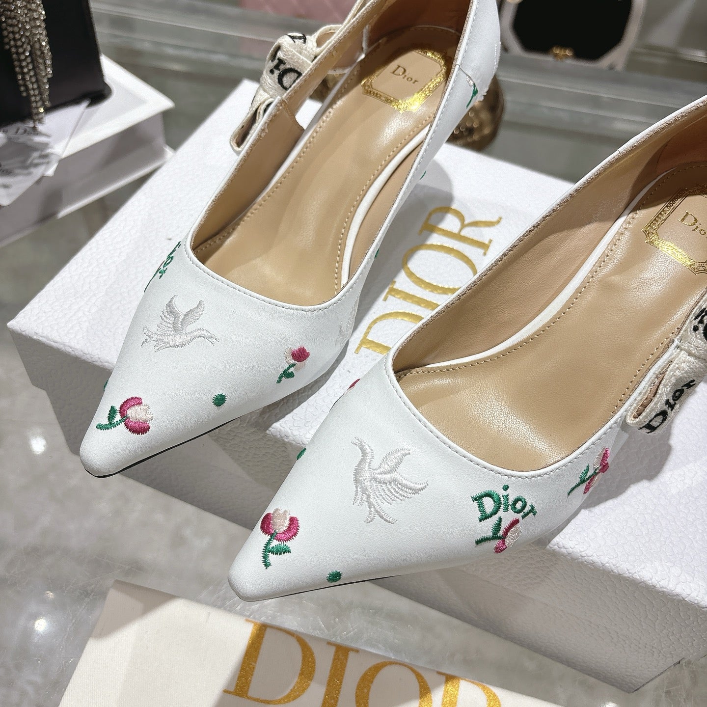 CD 26 High Heel Pump Flower 45 White Sheepskin Ribbon 679716