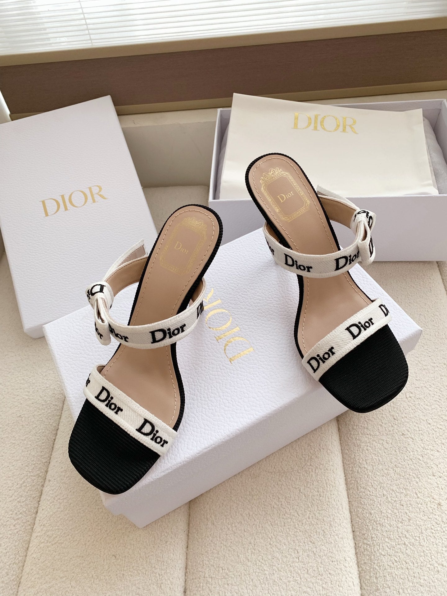 CD 26s High Heel Sandal 100 White Black Canvas Sheepskin  664180