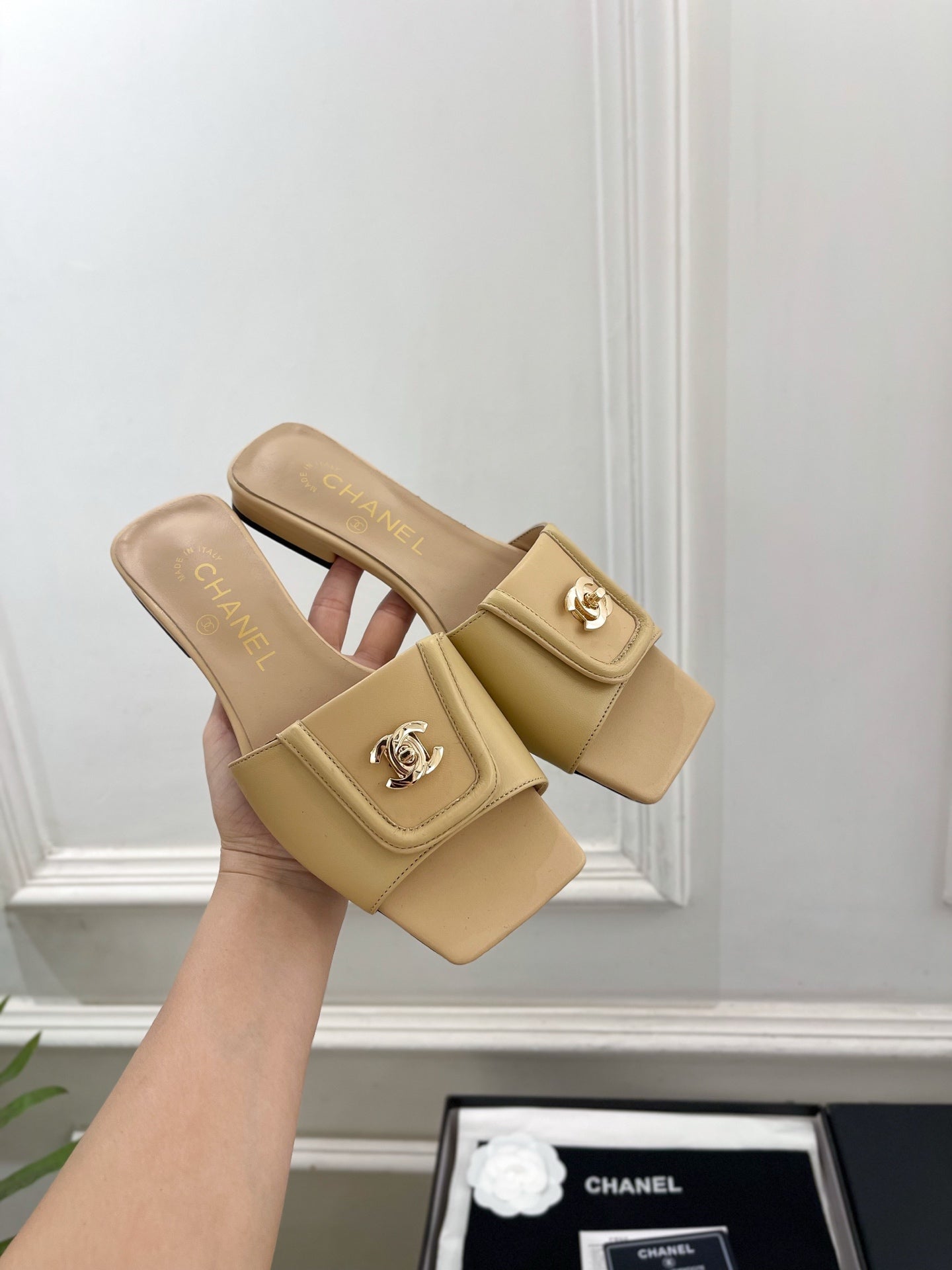 CC 2026 Mule Calfskin Raffia
